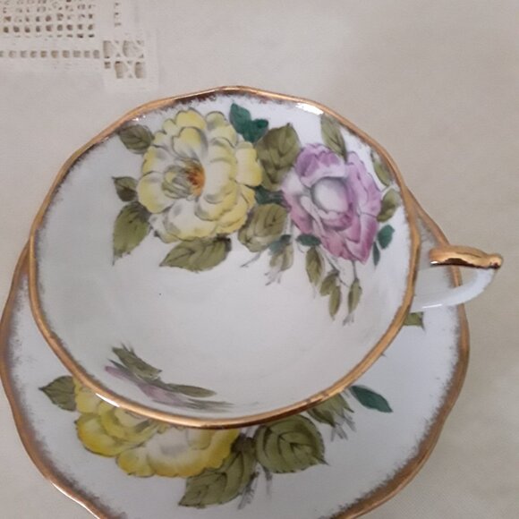 VINTAGE Roslyn Fine Bone China Cup and Saucer - Rose Pattern - Made in England - Picture 4 of 8